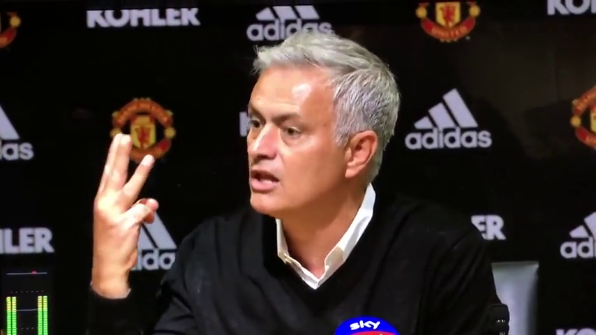 Mourinho se encara con los medios: "Tengo tres Premier, más que los otros 19 entrenadores juntos" Mourinho se encara con los medios: "Tengo tres Premier, más que los otros 19 entrenadores juntos"