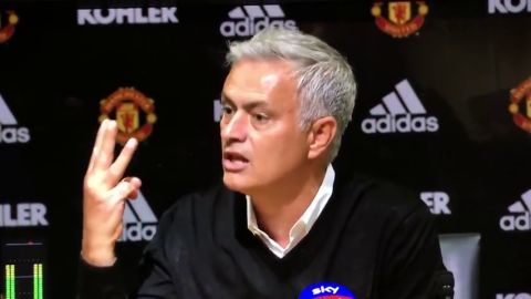 Mourinho se encara con los medios: "Tengo tres Premier, m&aacute;s que los otros 19 entrenadores juntos"