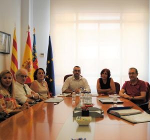 El acalde, José Benlloch, y la directora general de Salud Pública, Ana María García. El acalde, José Benlloch, y la directora general de Salud Pública, Ana María García.