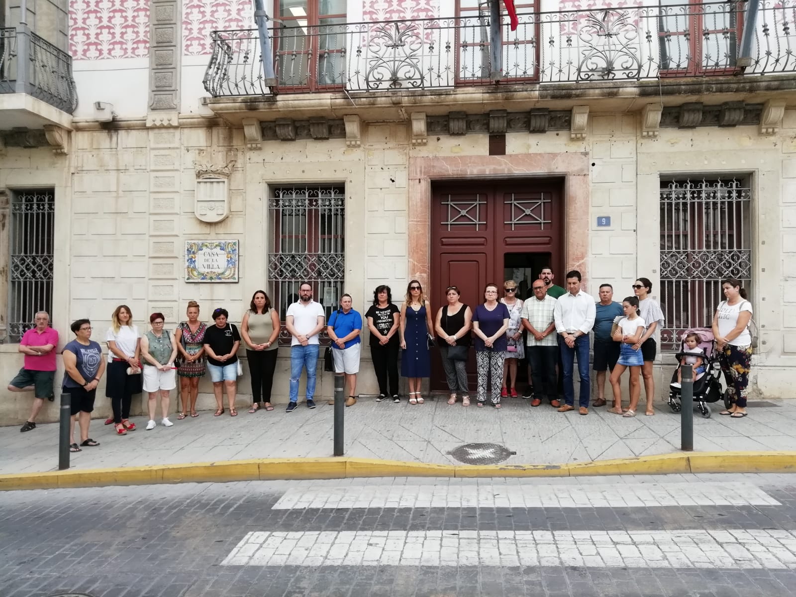 Los Ayuntamientos de Elche y Crevillent se suman al minuto de silencio en memoria de la mujer asesinada en Orihuela Los Ayuntamientos de Elche y Crevillent se suman al minuto de silencio en memoria de la mujer asesinada en Orihuela