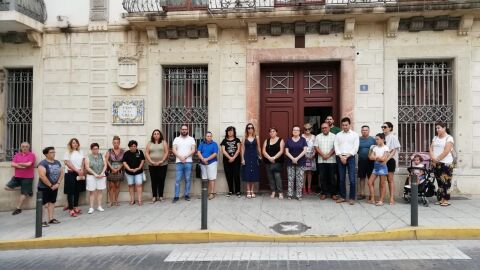 Vecinos de Crevillent y el Ayuntamiento, en el minuto de silencio.