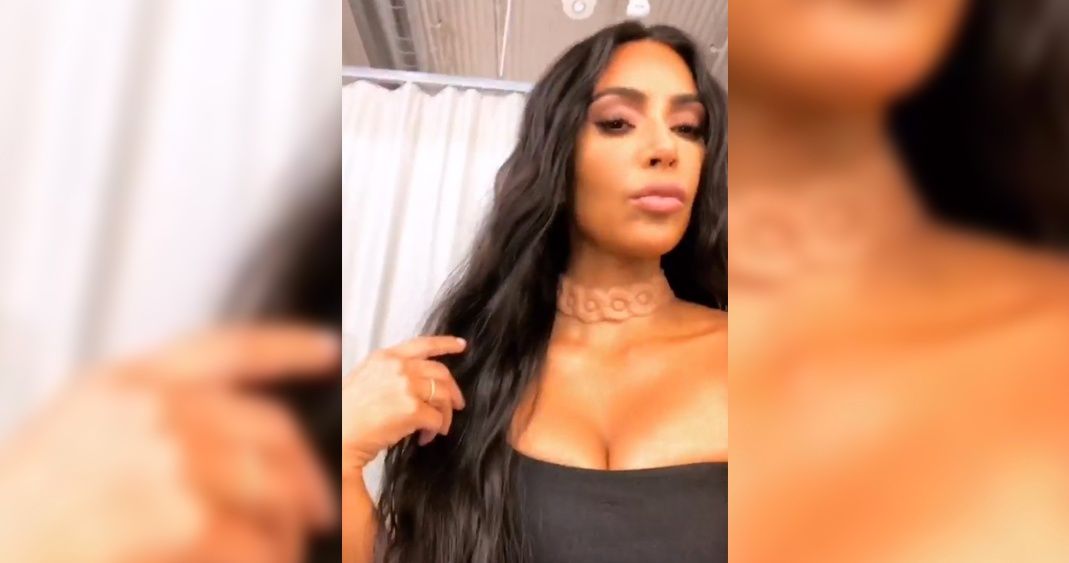 Kim Kardashian causa revuelo en las redes sociales al implantarse un collar en el cuello Kim Kardashian causa revuelo en las redes sociales al implantarse un collar en el cuello
