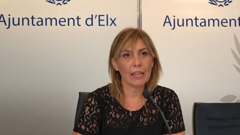La edil Tere Maci&aacute;, en rueda de prensa.