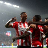 Los jugadores del PSV celebran uno de los goles contra el BATE