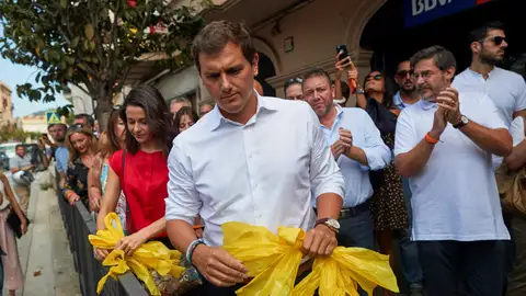 Albert Rivera e Inés Arrimadas retiran lazos amarillos. Albert Rivera e Inés Arrimadas retiran lazos amarillos.