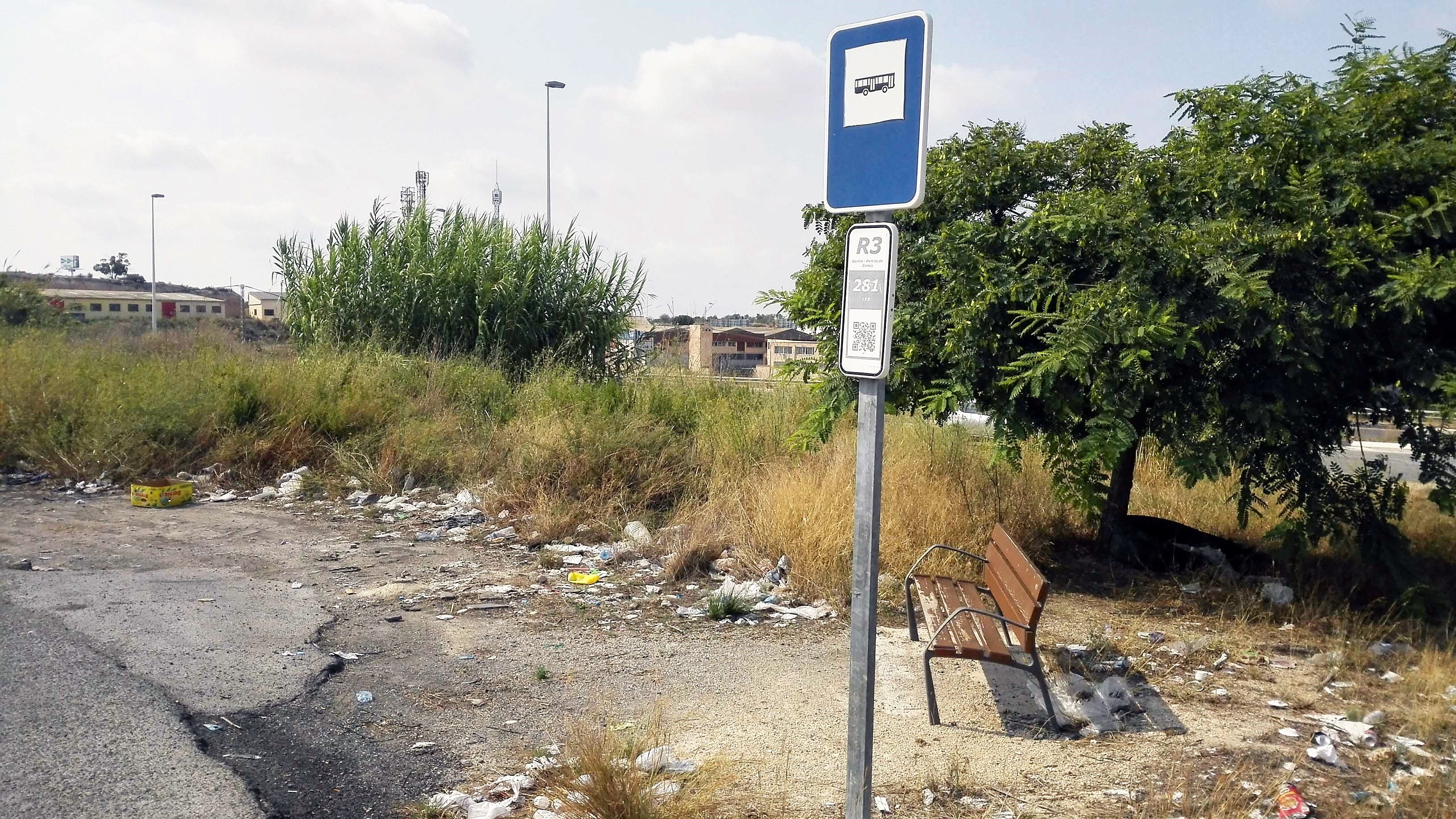 Ilicitanos por Elche denuncia la acumulación de basura en la parada de autobús junto a la ITV y exige su limpieza Ilicitanos por Elche denuncia la acumulación de basura en la parada de autobús junto a la ITV y exige su limpieza