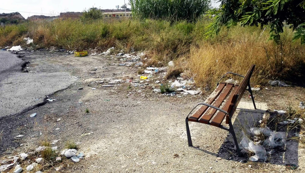 Basura acumulada en una de las paradas de la línea R3 del autobús urbano de Elche Basura acumulada en una de las paradas de la línea R3 del autobús urbano de Elche