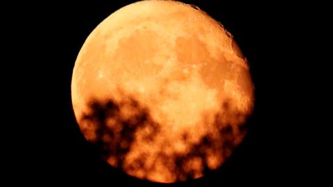 Fotograf&iacute;a de la luna sobre un puente en la ciudad de Speyer (Alemania).