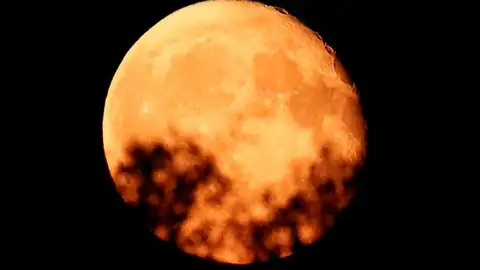 Luna llena en Speyer, Alemania (29-08-2018) Fotografía de la luna sobre un puente en la ciudad de Speyer (Alemania).