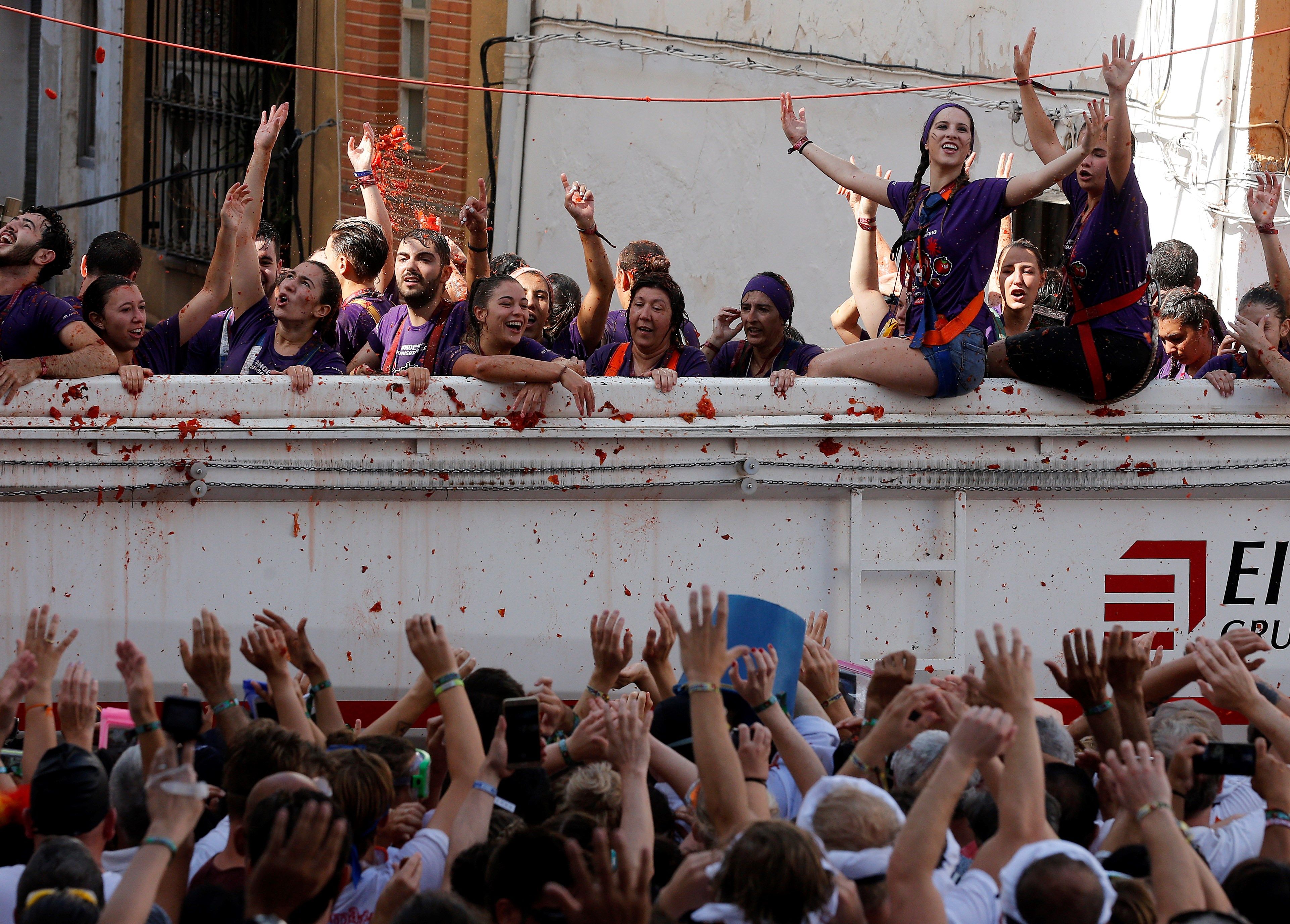Unas 20.000 personas se lanzan 145.000 kilos de tomates en Buñol en una Tomatina de "récord" Unas 20.000 personas se lanzan 145.000 kilos de tomates en Buñol en una Tomatina de "récord"