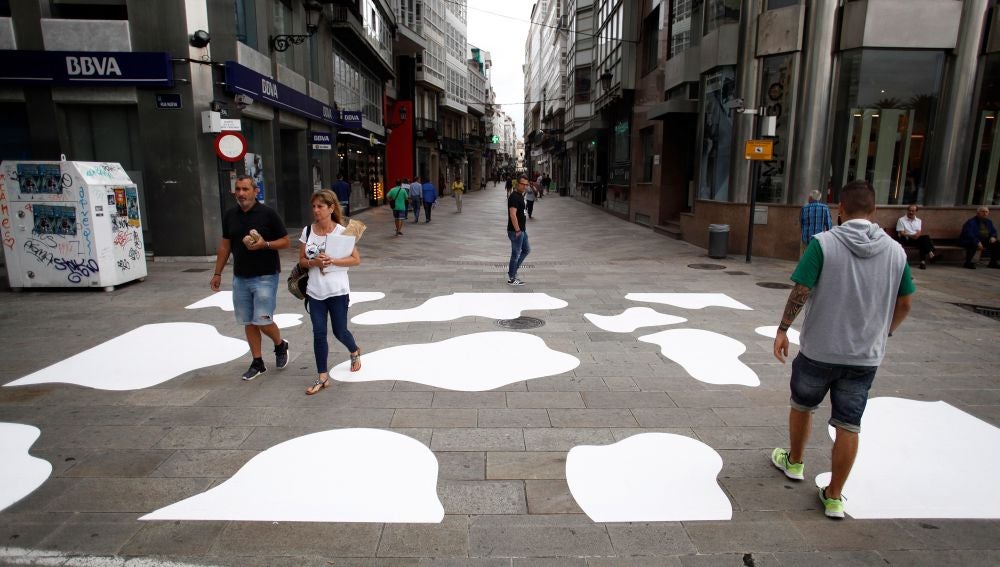  Una acción reivindicativa cambia un paso de peatones por "el primer paso de vaca" de A Coruña.