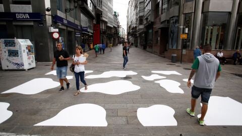  Una acci&oacute;n reivindicativa cambia un paso de peatones por "el primer paso de vaca" de A Coru&ntilde;a.