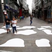  Una acción reivindicativa cambia un paso de peatones por "el primer paso de vaca" de A Coruña.