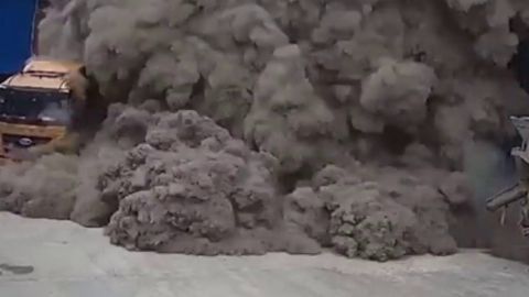 Avalancha de cemento en una f&aacute;brica en China