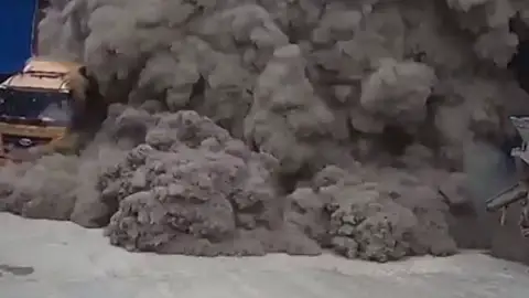 Avalancha de cemento en una fábrica en China Avalancha de cemento en una fábrica en China