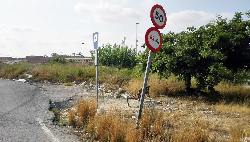 Basura acumulada en una de las paradas de la línea R3 del autobús urbano de Elche Basura acumulada en una de las paradas de la línea R3 del autobús urbano de Elche