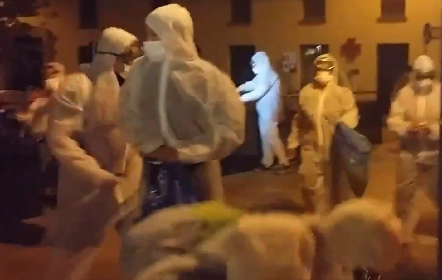 Unas 80 personas retiran de madrugada lazos amarillos en municipios de Girona Unas 80 personas retiran de madrugada lazos amarillos en municipios de Girona