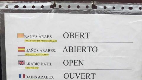 Cartel en la puerta de los Ba&ntilde;os &Aacute;rabes con la bandera catalana