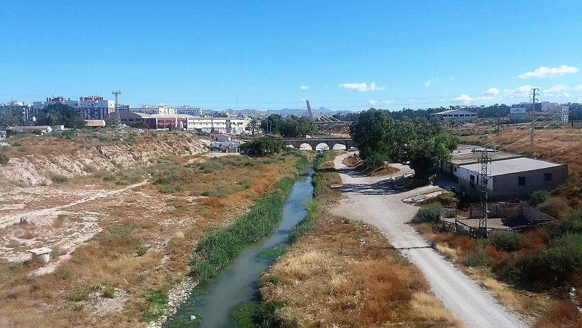 La Concejalía de Medio Ambiente de Elche busca fondos europeos para renaturalizar el río Vinalopó a su paso por la ciudad La Concejalía de Medio Ambiente de Elche busca fondos europeos para renaturalizar el río Vinalopó a su paso por la ciudad
