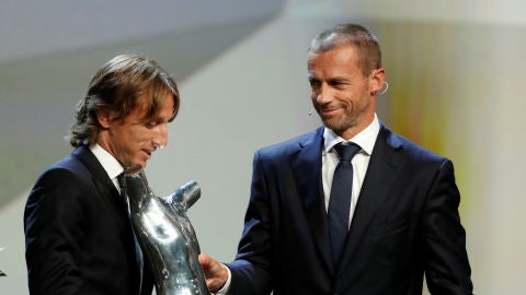 Ceferin entrega a Modric el premio a mejor jugador del a&ntilde;o