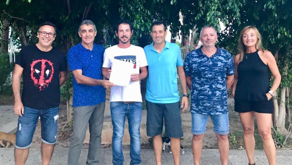 Javier Barcelo y Jose Oliva, en la firma de contrato con la Junta Directiva.