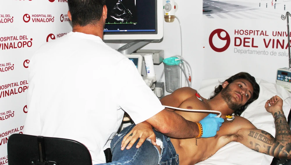 El doctor Alejandro Pascual realiza un ecocardiograma al defensa Juan Cruz.