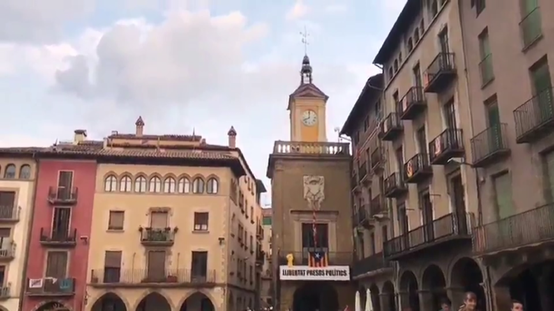 El Ayuntamiento de Vic emite un mensaje de apoyo a los políticos presos y la independencia El Ayuntamiento de Vic emite un mensaje de apoyo a los políticos presos y la independencia