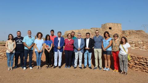 Representantes de la Junta y el Ayuntamiento de Daimiel durante la visita al yacimiento de la Motilla de Azuer