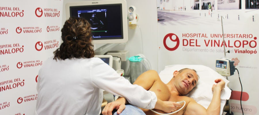 La doctora Beatriz Miralles realiza un ecocardiograma al delantero Nino. La doctora Beatriz Miralles realiza un ecocardiograma al delantero Nino.