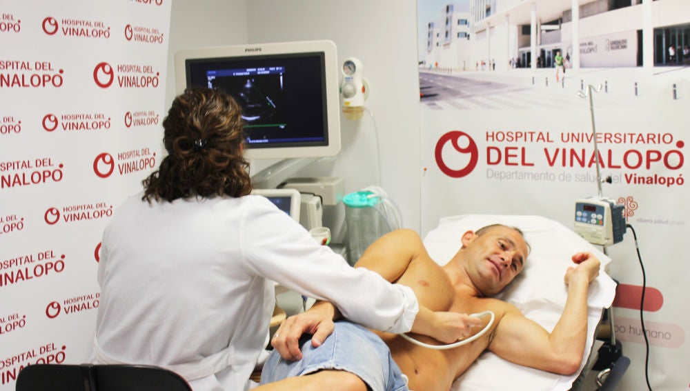 La doctora Beatriz Miralles realiza un ecocardiograma al delantero Nino.