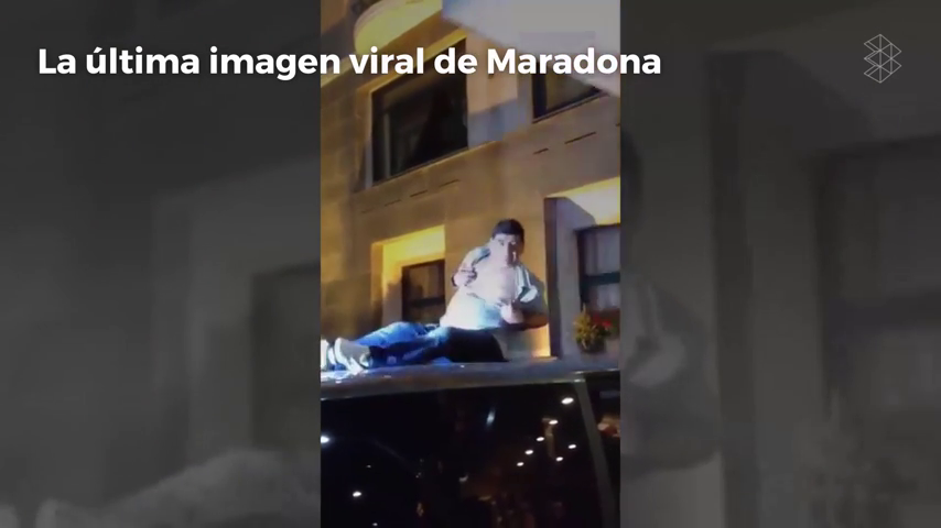 Maradona la vuelve a liar: le cantan, se sube a un coche y... ¡muestra el pecho! Maradona la vuelve a liar: le cantan, se sube a un coche y... ¡muestra el pecho!