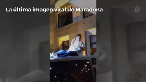 Maradona la vuelve a liar: le cantan, se sube a un coche y... ¡muestra el pecho! Maradona la vuelve a liar: le cantan, se sube a un coche y... ¡muestra el pecho!