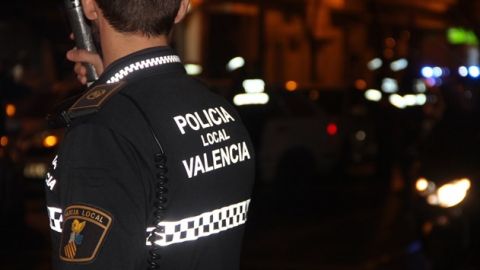 Un polic&iacute;a local de Valencia