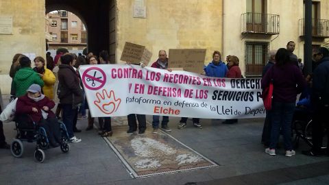 Concentraci&oacute;n de la Plataforma Ley de Dependencia de Elche.
