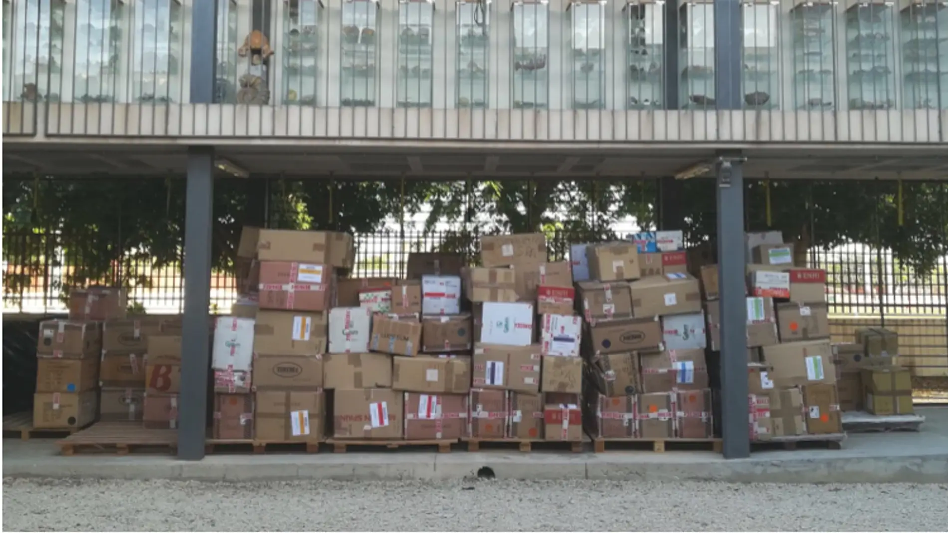La Caravana Solidaria de la Unión Excursionista de Elche recoge 3.300 kilos de material para Marruecos.