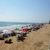 Imagen de archivo de la playa de Arenales del Sol de Elche. Imagen de archivo de la playa de Arenales del Sol de Elche.