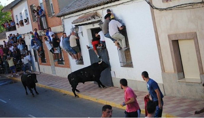 Los vecinos guardan un minuto de silencio por el joven fallecido en el encierro de Fernán Caballero Los vecinos guardan un minuto de silencio por el joven fallecido en el encierro de Fernán Caballero