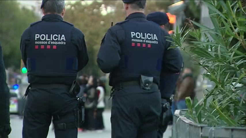Una parte de los Mossos se encierra en Interior y acusa a Buch de negarse a negociar mejoras salariales Una parte de los Mossos se encierra en Interior y acusa a Buch de negarse a negociar mejoras salariales