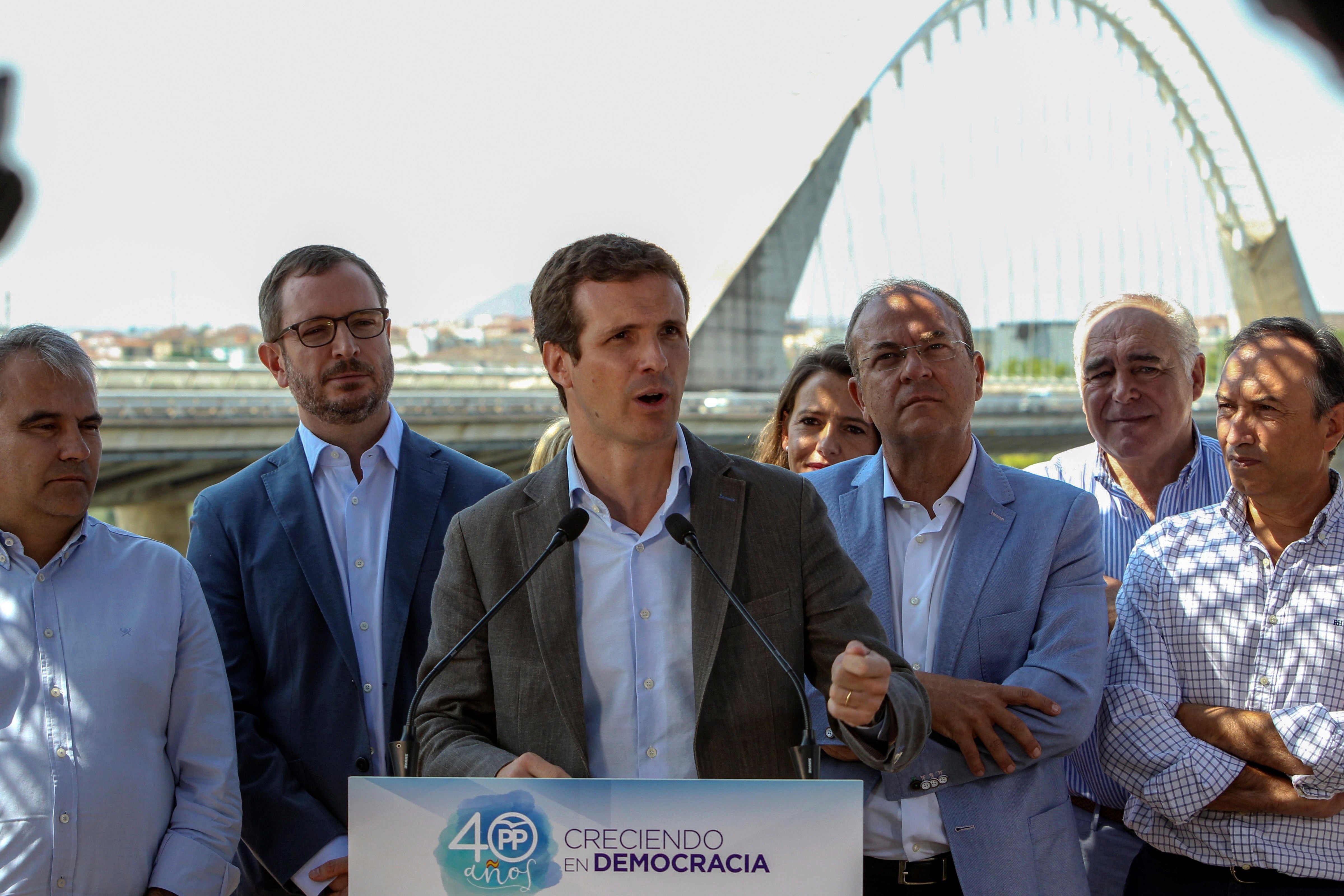Casado cree que "los populistas" le meten un gol al Gobierno "exigiéndole que suba de los impuestos" Casado cree que "los populistas" le meten un gol al Gobierno "exigiéndole que suba de los impuestos"