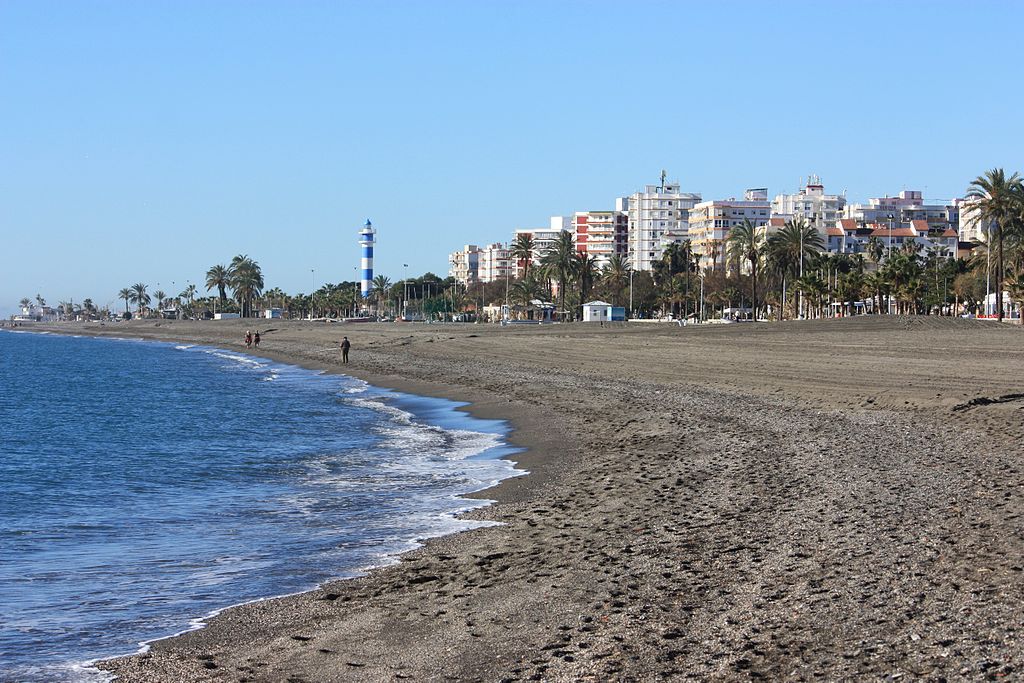Hallan un cadáver en la playa de Torre del Mar, Málaga Hallan un cadáver en la playa de Torre del Mar, Málaga