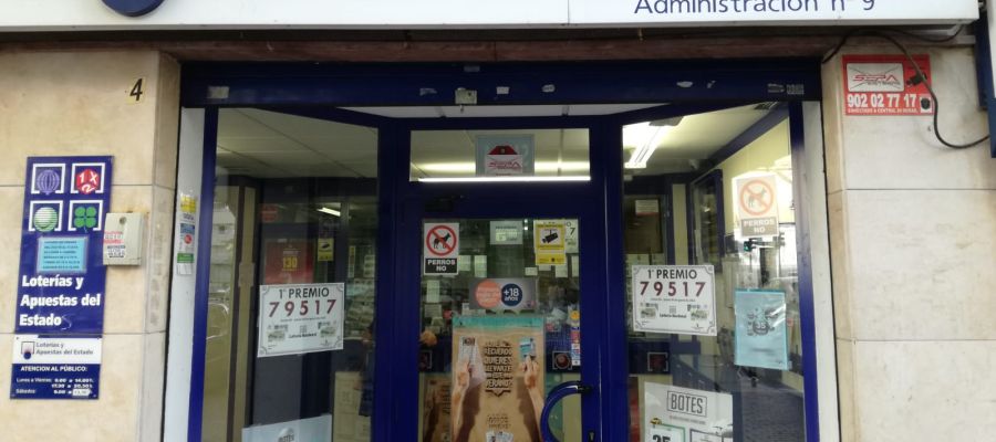 La fachada de la Administración nº9 luce el cartel del primer premio. La fachada de la Administración nº9 luce el cartel del primer premio.