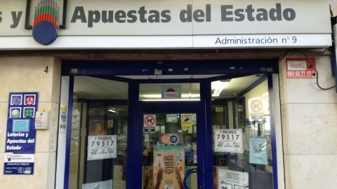 La fachada de la Administraci&oacute;n n&ordm;9 luce el cartel del primer premio.
