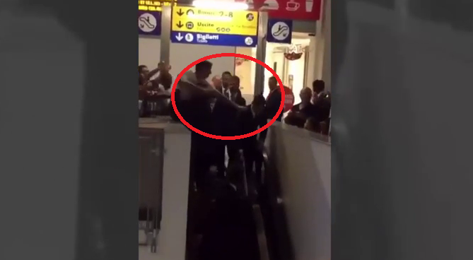 La seguridad placa a un aficionado que se abalanza sobre Cristiano Ronaldo en Parma La seguridad placa a un aficionado que se abalanza sobre Cristiano Ronaldo en Parma