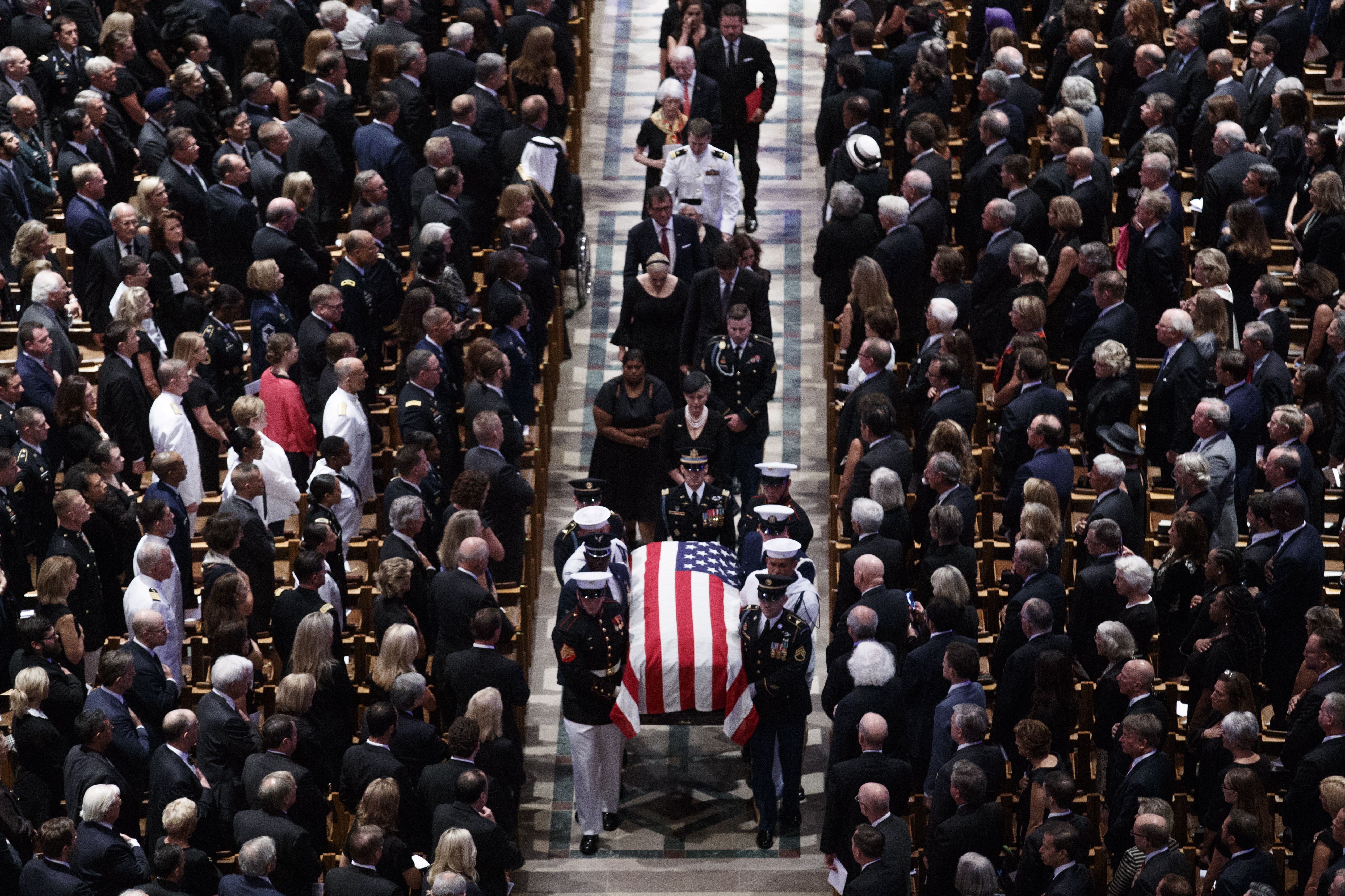 Familiares, amigos y expresidentes dan el último adiós a McCain en Washington Familiares, amigos y expresidentes dan el último adiós a McCain en Washington