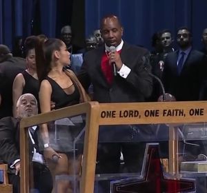 El obispo Ellis se disculpa por tocar a Ariana Grande en el funeral de Aretha Franklin El obispo Ellis se disculpa por tocar a Ariana Grande en el funeral de Aretha Franklin
