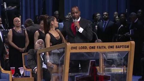 El obispo Ellis se disculpa por tocar a Ariana Grande en el funeral de Aretha Franklin