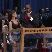 El obispo Ellis se disculpa por tocar a Ariana Grande en el funeral de Aretha Franklin
