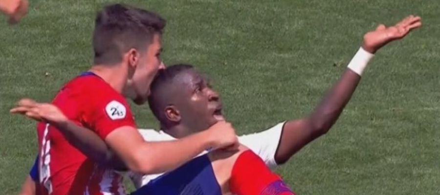 El capitán del filial del Atlético intenta morder a Vinicius Jr. El capitán del filial del Atlético intenta morder a Vinicius Jr.