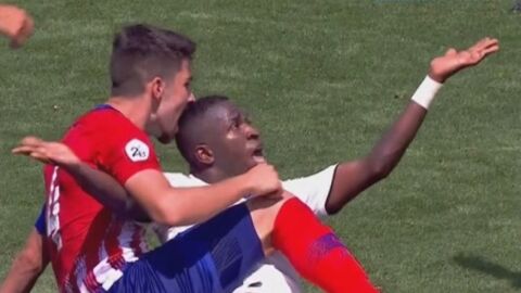 El capit&aacute;n del filial del Atl&eacute;tico intenta morder a Vinicius Jr.