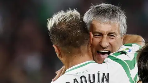 Quique Setién se abraza con Joaquín. Quique Setién se abraza con Joaquín.